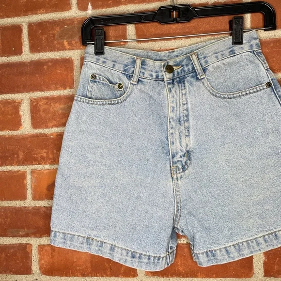 Vintage 90’s Rover light wash high waisted denim shorts - Picture 3 of 6